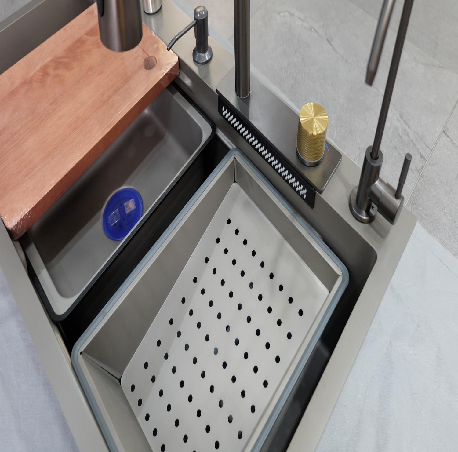 Meta Keywords  18x34 Kitchen Sink, Single Bowl Sink, Multifunctional Kitchen Sink, Stainless Steel Sink, Waterfall Kitchen Sink, Pull Out Faucet Sink